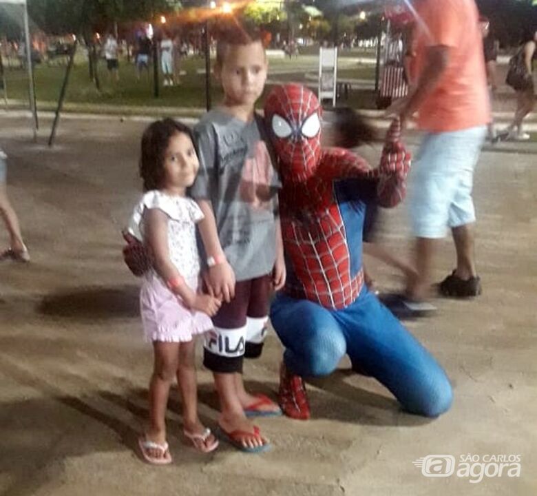 Homem se veste de homem-aranha e faz a festa com a criançada no Parque do Kartódromo - Crédito: Colaboradora/SCA