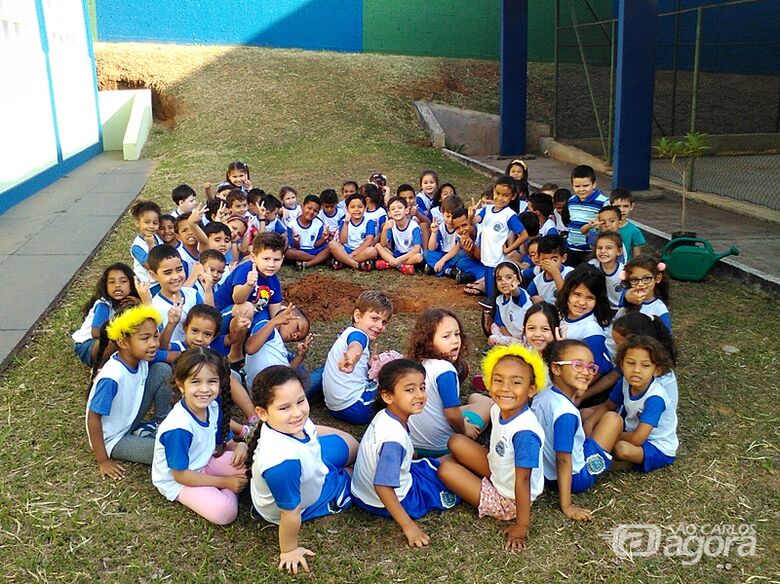 Alunos da Escola Jovina Pessente plantam mudas em comemoração ao Dia da Árvore - Crédito: Divulgação