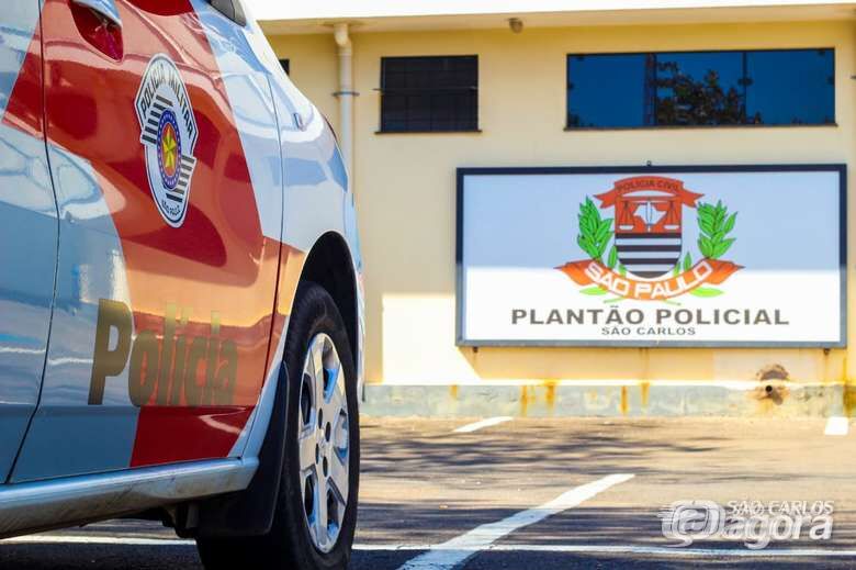Ladrões danificam porta de veículo e levam vários objetos -
