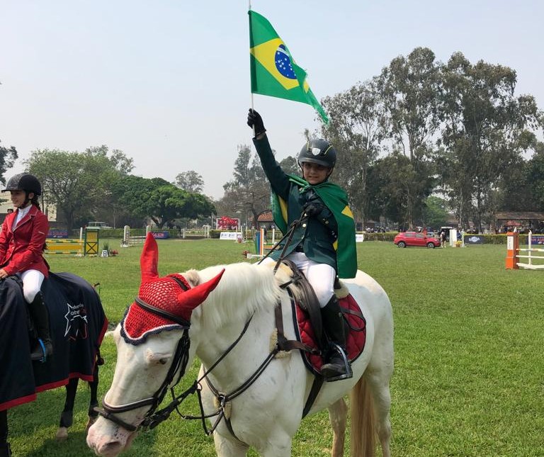 Com direito ao Hino Nacional, são-carlense brilha em concurso internacional na Bolívia - Crédito: Divulgação