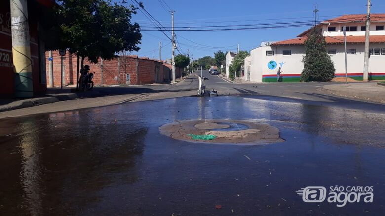 Vazamento provoca grande desperdício de água no Zavaglia - Crédito: Marco Lúcio