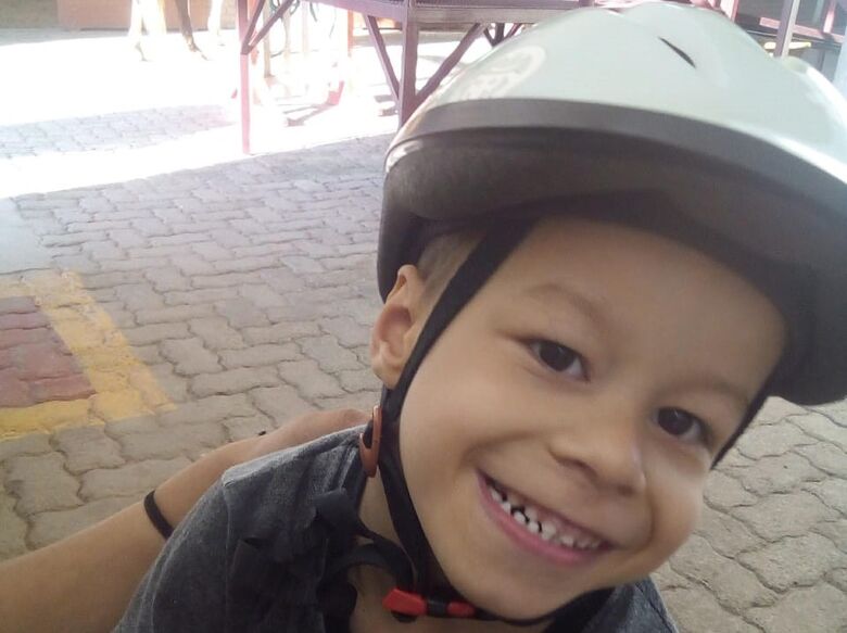 Campanha irá ajudar criança com paralisia cerebral e que necessita de cadeira adaptada e andador - Crédito: Divulgação