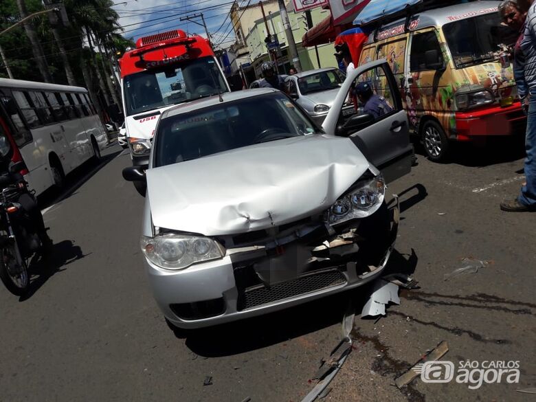 Colisão entre três carros ‘para’ a Avenida São Carlos no centro - Crédito: São Carlos Agora