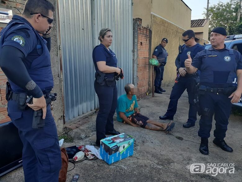 Homem é flagrado carregando objetos de origem duvidosa na região do Santa Felícia - 