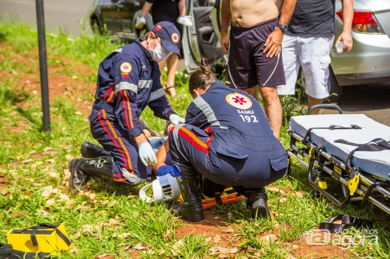 Motociclista bate em árvore e é arremessado a cerca de 15 metros - Crédito: Marco Lúcio