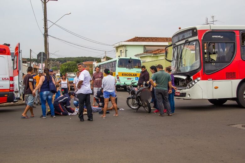 Motociclista não respeita o pare e provoca acidente no Cruzeiro do Sul; VÍDEO - Crédito: Marco Lúcio
