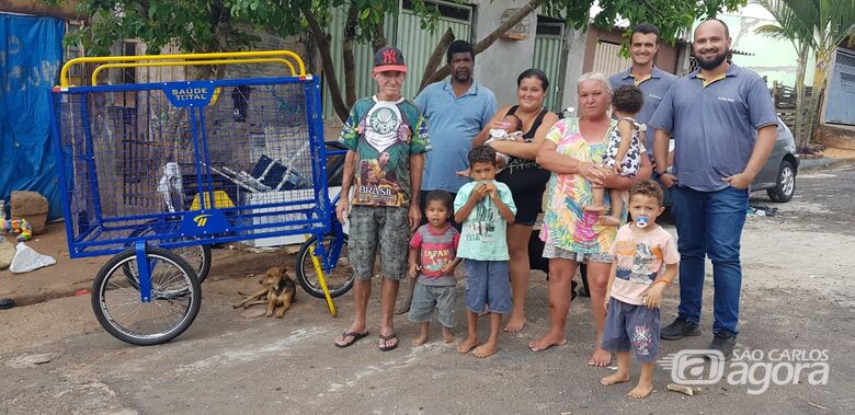 Empresa de Jaboticabal faz entrega de carrinho para avós recicladores em São Carlos - Crédito: Divulgação