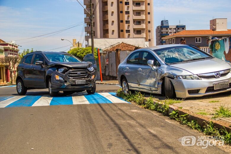 Motorista avança pare e bate em carro no Centro - Crédito: Marco Lúcio