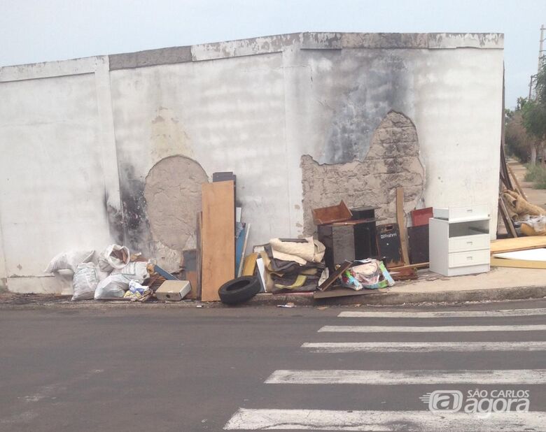 Pessoas jogam entulhos em calçada próximo a escola no Jockey - Crédito: Marcos Escrivani