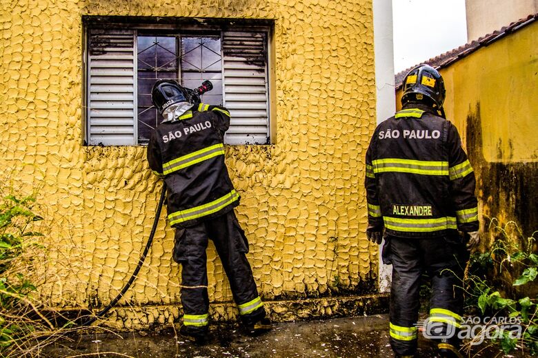 Casa abandonada e frequentada por desocupados pega fogo na Vila Prado - Crédito: Marco Lúcio