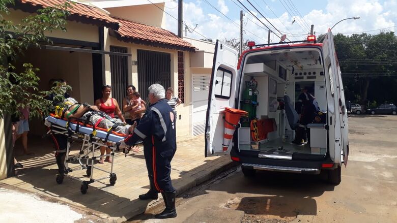 Idoso sofre queda do telhado e sofre ferimentos graves - Crédito: Marco Lúcio
