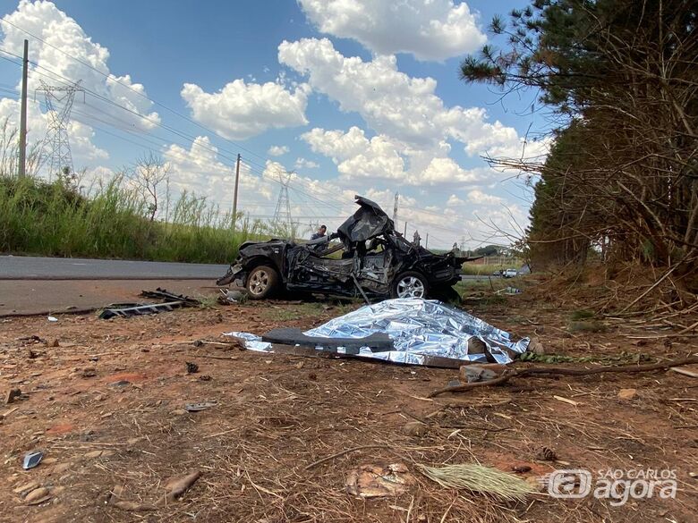 Jovem morre e outro fica em estado grave após bater em árvores na estrada municipal de Gavião Peixoto - Crédito: Araraquara 24 Horas