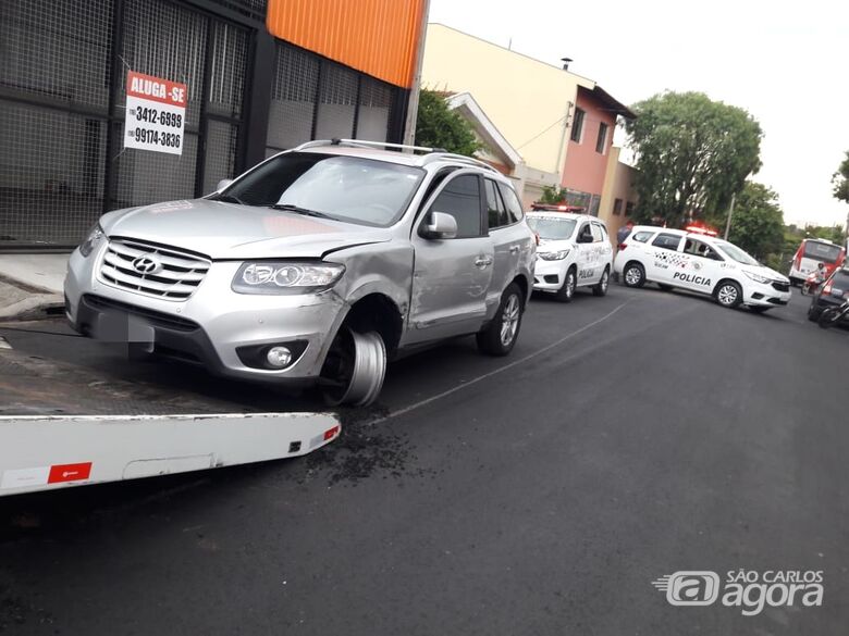 Motorista tenta conversão proibida e colide em ônibus - Crédito: Maycon Maximino