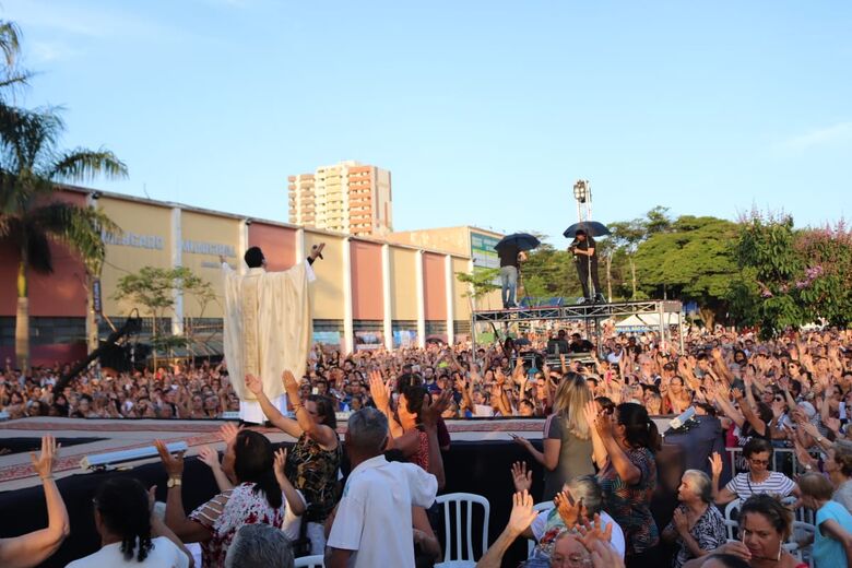 Milhares participam de missa na praça do Mercado Municipal em São Carlos - Crédito: Divulgação