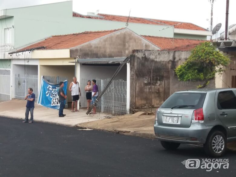 Caminhão danifica fiação e derruba postes de residências no Parque Primavera - Crédito: Colaborador/SCA