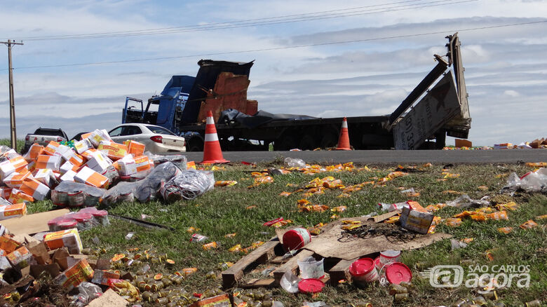 Caminhão carregado de palmito e azeitona tomba na Washington Luis - Crédito: Maurício Caporaso/Rota das Notícias