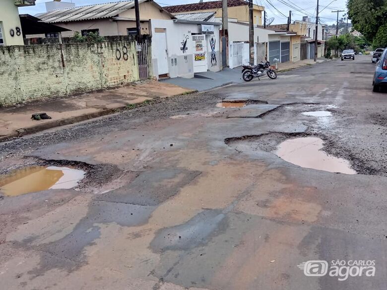 “Crateras” tomam conta de rua no Jardim Centenário - Crédito: Facebook