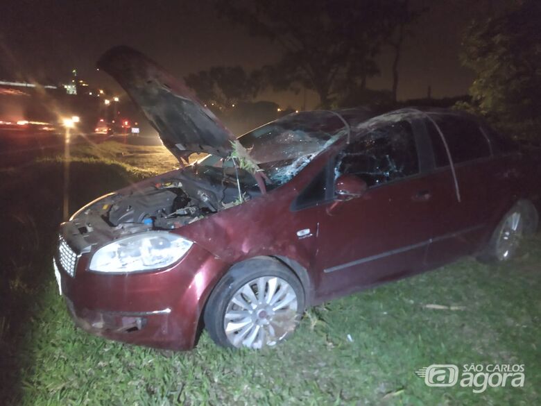 Motorista perde controle do carro e capota na Rodovia Washington Luis - Crédito: Luciano Lopes/São Carlos Agora