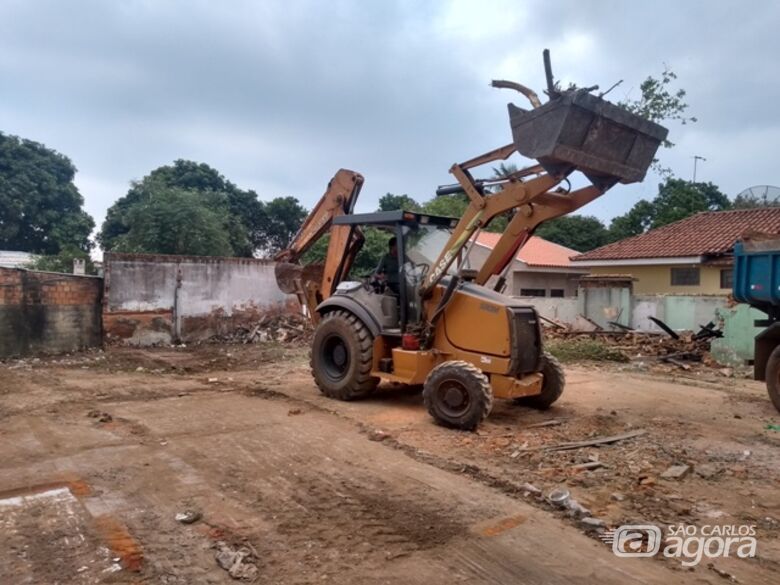 Casas abandonadas são demolidas após intervenção do Departamento de Fiscalização e Secretaria de Segurança Pública -