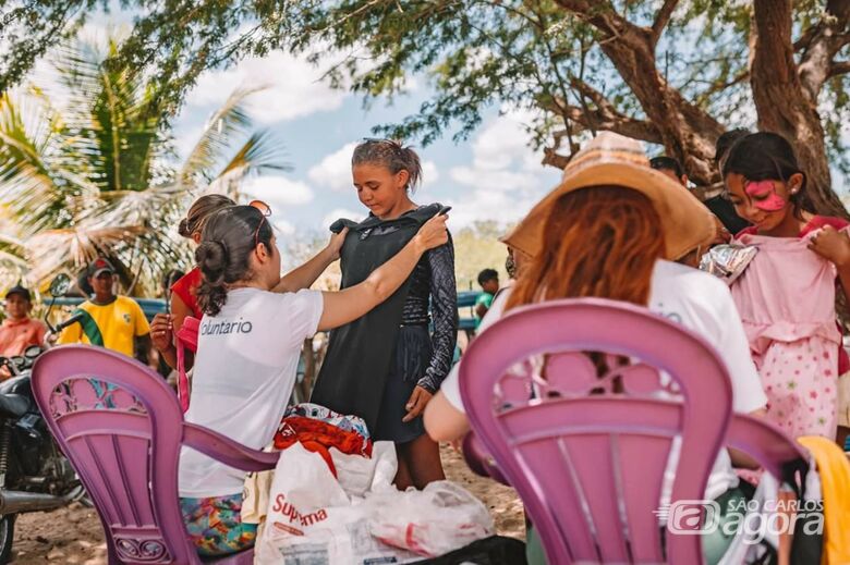 Crianças recebem vestidos doados pelo projeto - Crédito: Raphael  Lobo