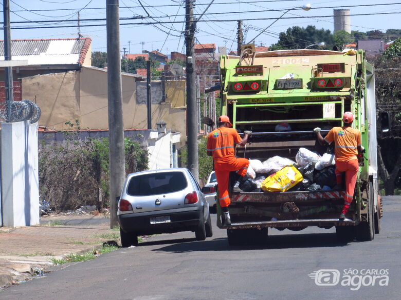 Caminhão da São Carlos Ambiental fazendo a coleta de lixo em rua da cidade - Crédito: Arquivo/SCA