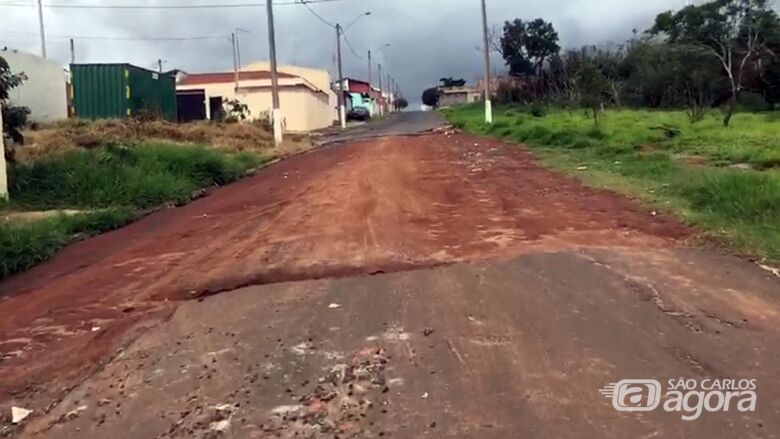 Moradores do Aracy 2 estão revoltados com abandono de rua - Crédito: Reprodução