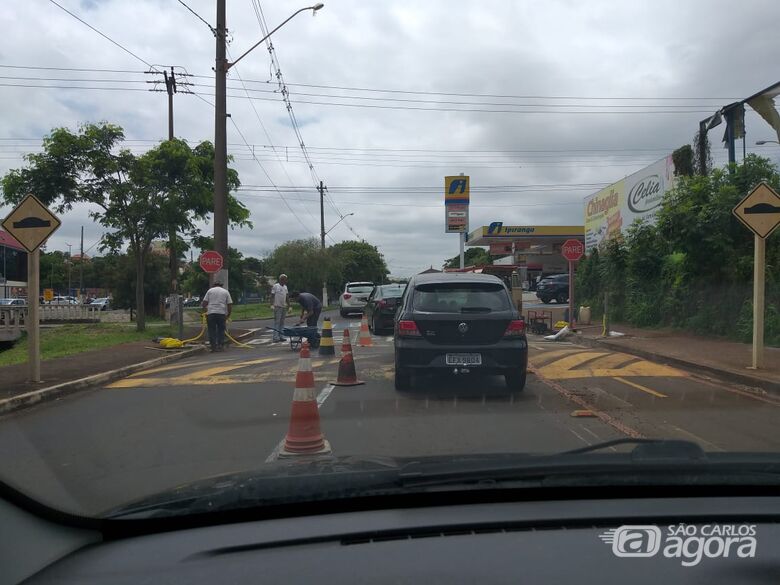 Funcionários da Prefeitura trabalham para instalar semáforo na esquina da COmendor com avenida Comendador Alfredo Maffei - Crédito: São Carlos Agora