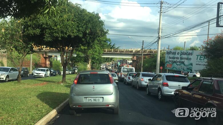 Obras de recape continuam na Tancredo Neves; motorista deve evitar a avenida - Crédito: Colaborador/SCA