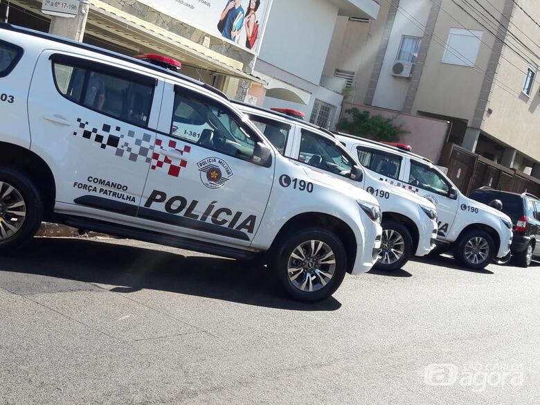 Viaturas da Polícia Militar na frente da sede da DIG, no Centro de São Carlos - Crédito: Maycon Maximino