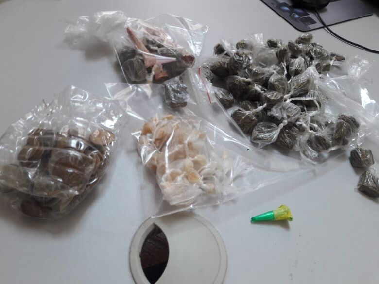 Em plena praça e durante o dia, adolescente de 14 anos é flagrado com drogas no Aracy - Crédito: Maycon Maximino