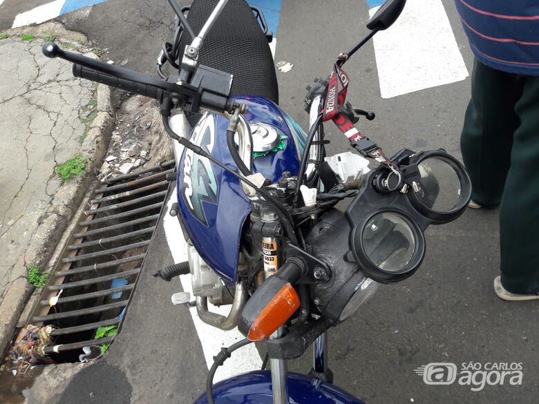 Pneu de moto fura e casal sofre queda no Cruzeiro do Sul - São Carlos Agora