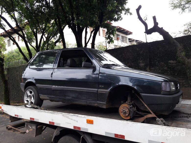 Carro furtado é localizado sem as rodas em estrada de terra - Crédito: Maycon Maximino