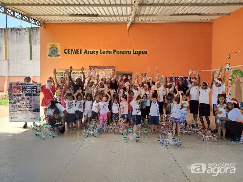 Crianças do Pequeno Cidadão entregam brinquedos feitos com garrafas pets a alunos de Cemei - Crédito: Marcos Escrivani
