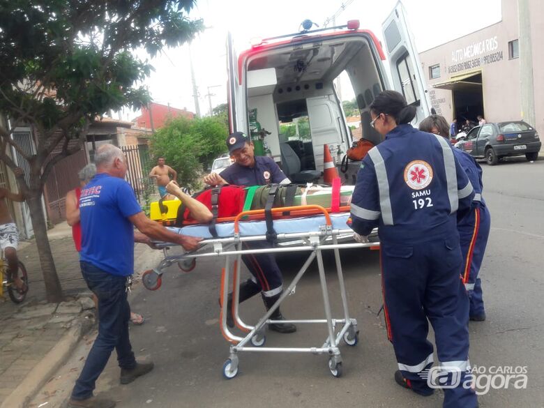 Motorista não respeita pare, avança cruzamento e acerta motociclista - Crédito: Maycon Maximino