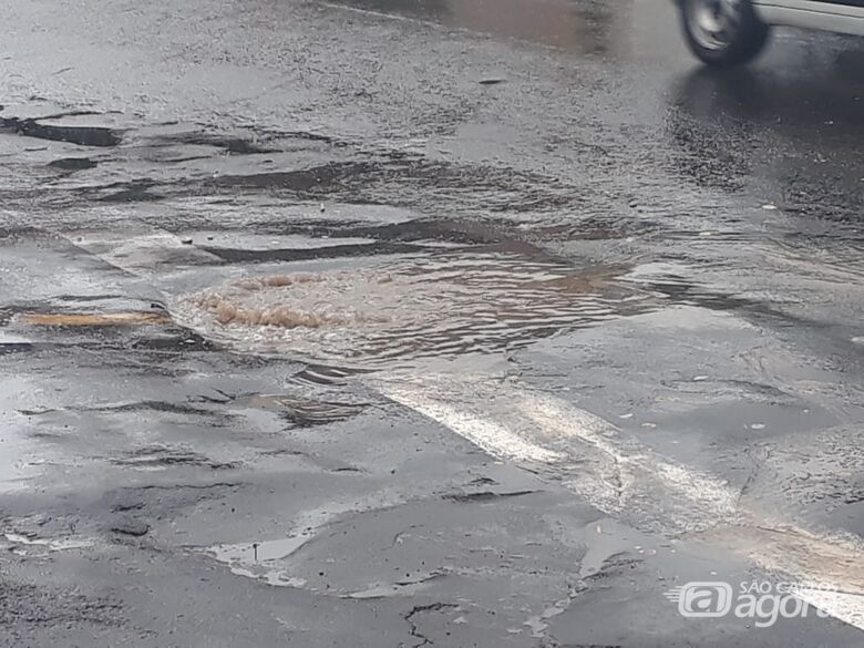 Dejetos são lançados após chuva; comerciante é flagrado realizando a limpeza - Crédito: Marcos Escrivani