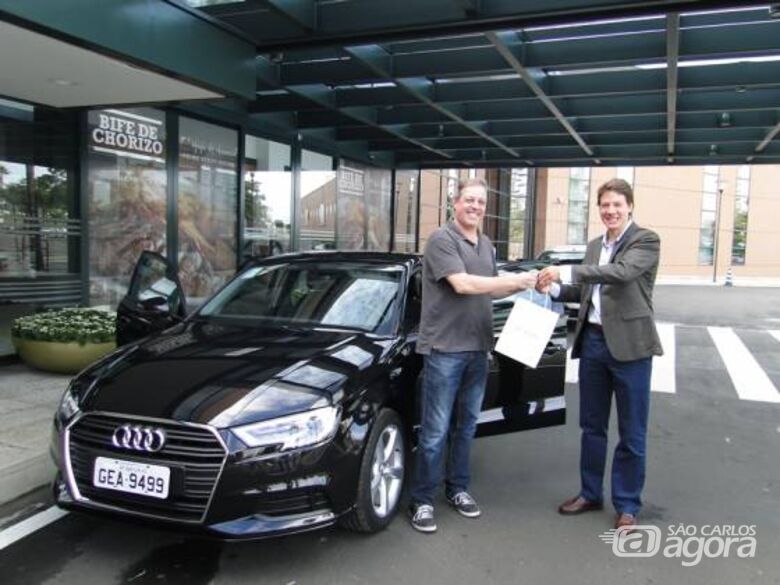 Ganhador do ano passado recebendo seu Audi A3 - Crédito: Divulgação