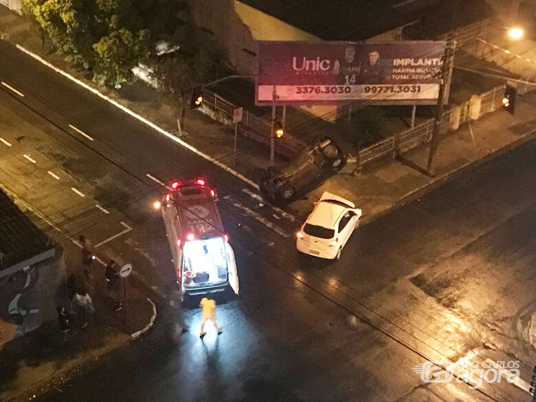 Carro capota após colisão no Centro - Crédito: Colaborador/SCA