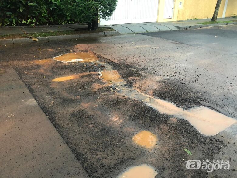 Água limpa vaza em grande quantidade na Vila Rancho Velho - Crédito: São Carlos Agora