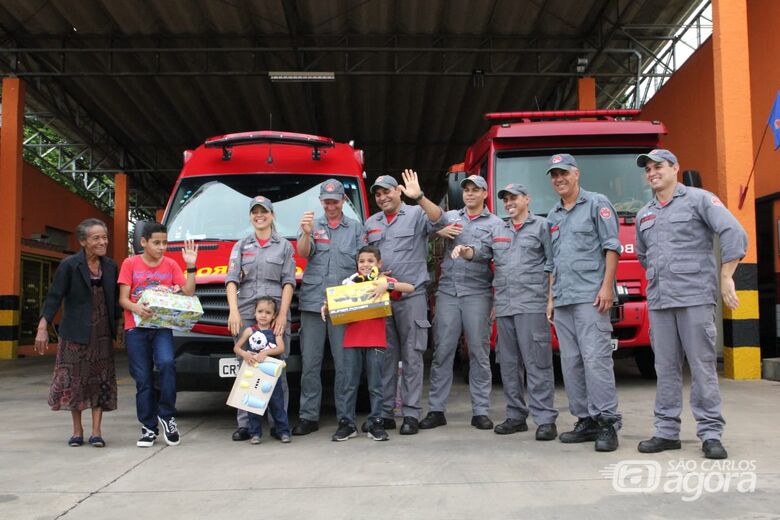 Garoto de 8 anos do Cidade Aracy ganha presentes após emocionar Bombeiros com uma carta - Crédito: Maycon Maximino/São Carlos Agora