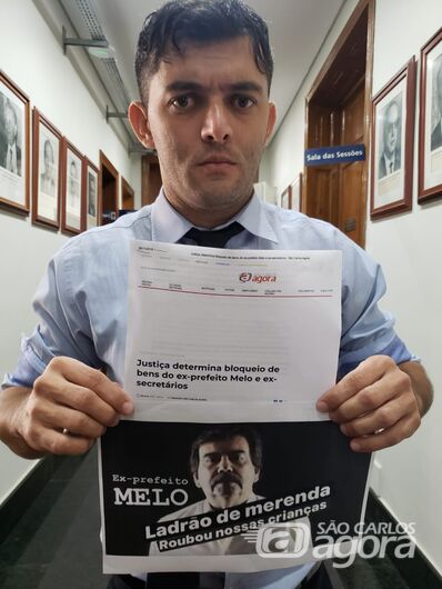 Vereador Leandro Guerreiro segura cartaz com acusações contra ex-prefeito - Crédito: SCA