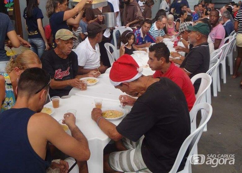 Festa leva a magia de Natal para moradores de rua em São Carlos - Crédito: Marcos Escrivani