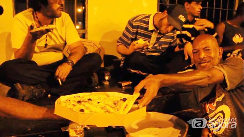 Em ação social, amigos doam pizzas para moradores de rua em São Carlos - Crédito: Divulgação