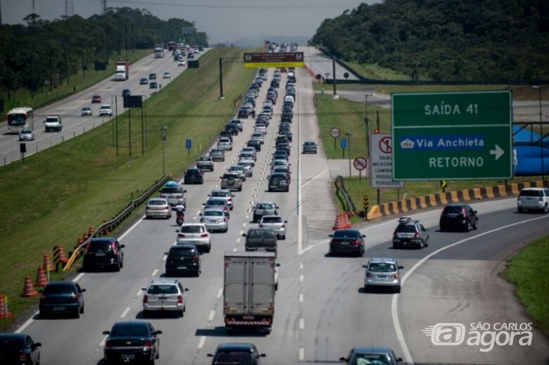 Motorista enfrenta trânsito intenso e chuva rumo ao litoral de SP - Crédito: Agência Brasil