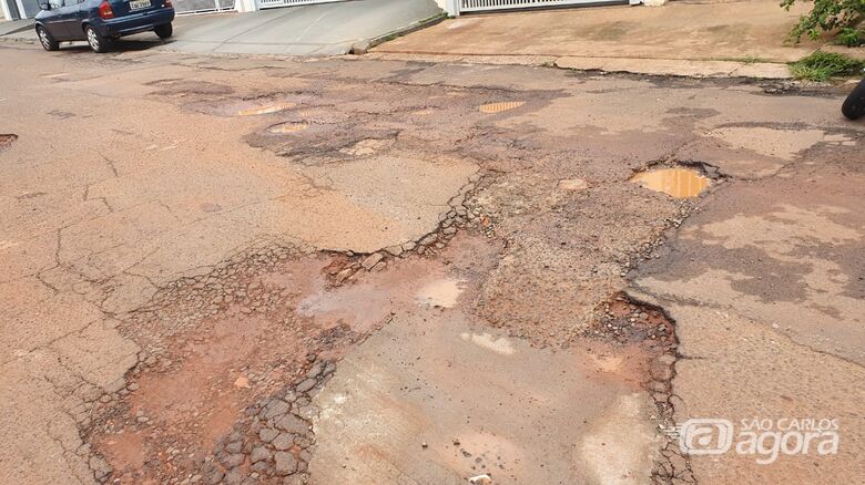 Asfalto esfarela em rua cheia de barro no Jardim Belvedere - Crédito: Marcos Escrivani