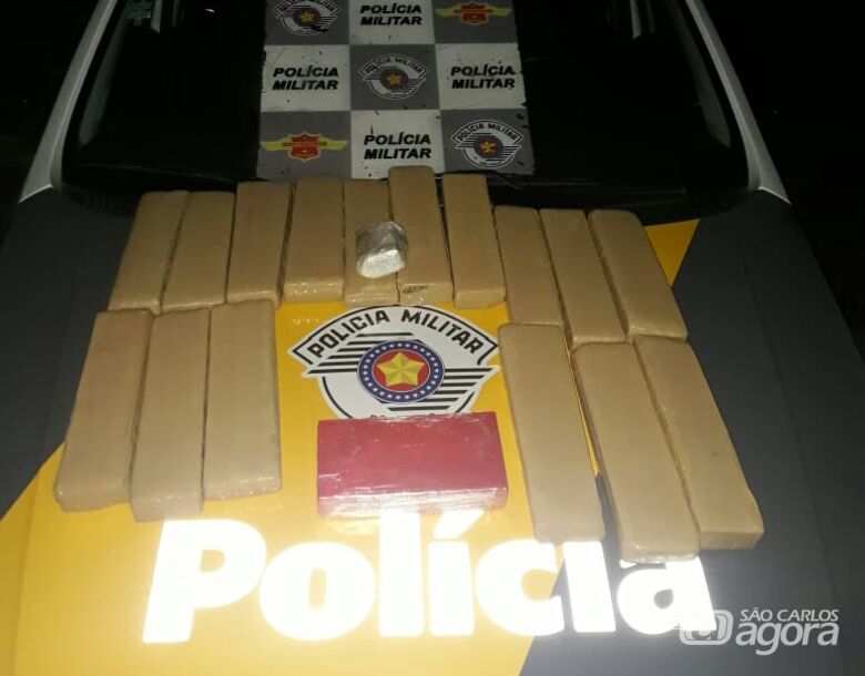 Mulher é flagrada pela Polícia Rodoviária com mais de 12 quilos de drogas em São Carlos - Crédito: Maycon Maximino