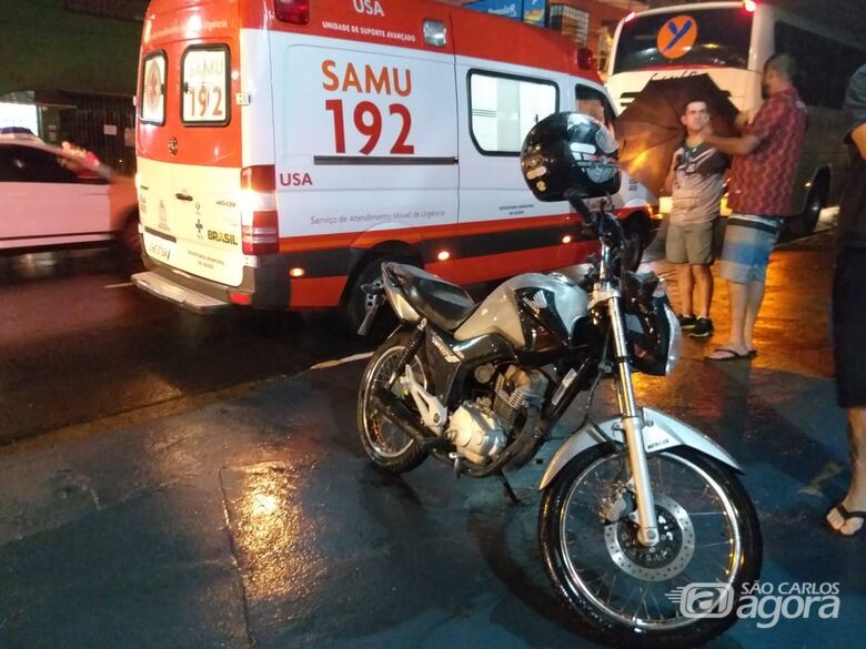 Carro bate em lateral de moto, jovem cai da garupa e ônibus a atropela - Crédito: Luciano Lopes