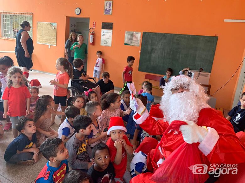 Comerciante Papai Noel faz a alegria de crianças em Cemei em São Carlos - Crédito: Marcos Escrivani