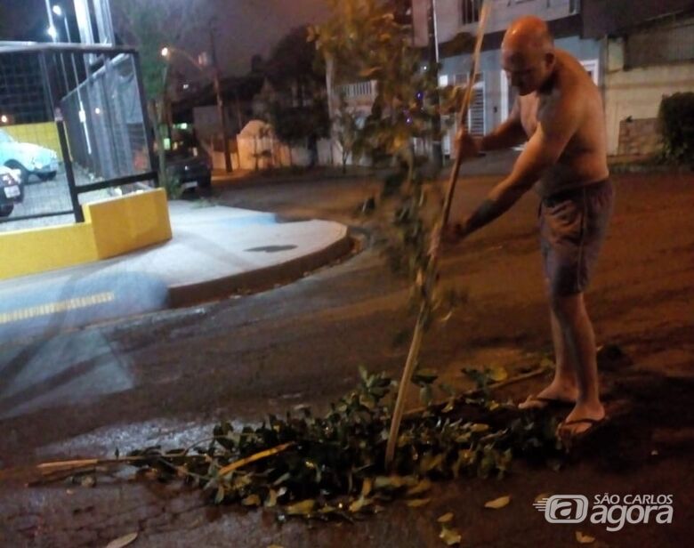 Buraco enorme causa preocupação em cruzamento na Vila Nery - Crédito: Divulgação