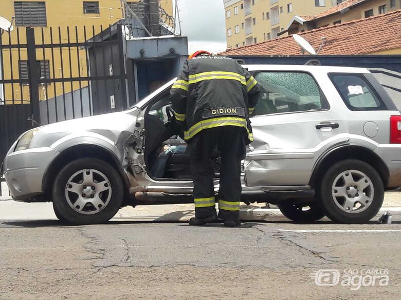 Ônibus acerta carro em cruzamento e duas mulheres ficam feridas - Crédito: Maycon Maximino