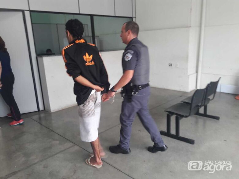 Após tentativa de fuga, acusado de assaltar sacolão é detido pela PM - Crédito: Maycon Maximino